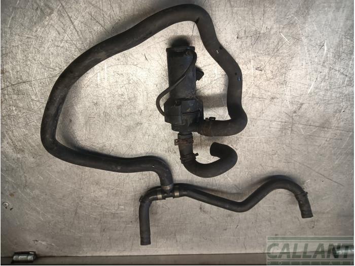 Begagnade Extra vattenpump Jaguar XJ (X350) R 4.2 V8 32V Pris € 102,85 Inklusive moms erbjuds av Garage Callant