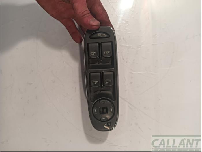 Usados Interruptor combinado de ventanillas Jaguar XJ (X350) 2.7d V6 24V Precio € 114,95 IVA incluido ofrecido por Garage Callant