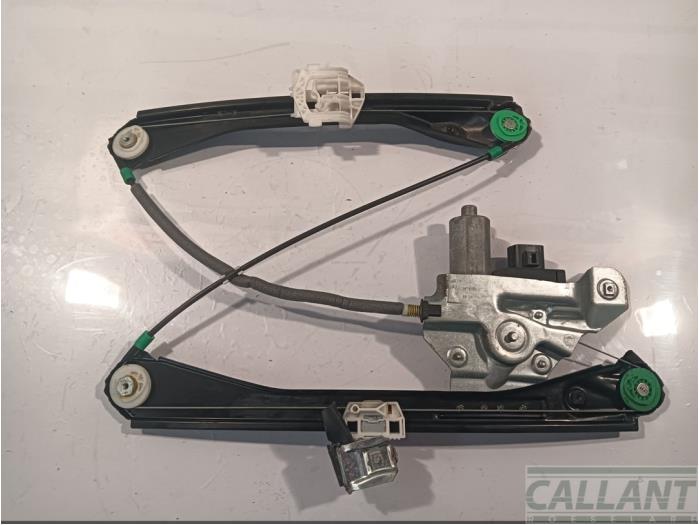 Mechanizm szyby lewej tylnej wersja 4-drzwiowa z Jaguar XJ (X350) 2.7d V6 24V 2007