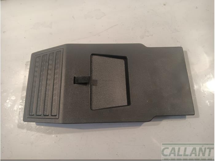 Begagnade Batterilock Landrover Defender II 3.0 D200 MHEV Pris € 66,55 Inklusive moms erbjuds av Garage Callant