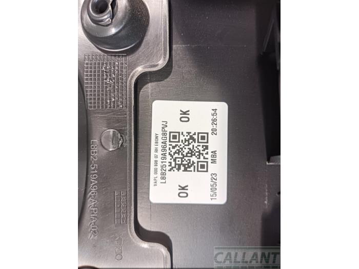 Plastic parts Landrover Defender II 3.0 D200 MHEV - LR178275