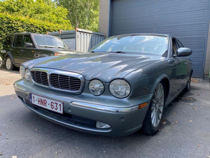 Używane Reflektor lewy Jaguar XJ (X350) 2.7d V6 24V Cena € 363,00 Z VAT oferowane przez Garage Callant