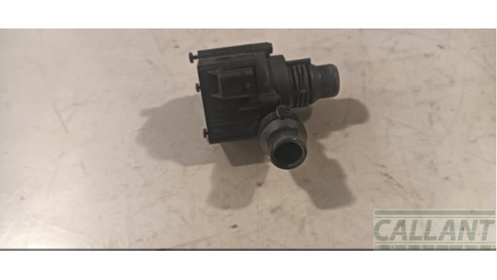 Begagnade Extra vattenpump Landrover Discovery Sport (LC) 1.5 P300e 12V AWD Pris € 60,50 Inklusive moms erbjuds av Garage Callant