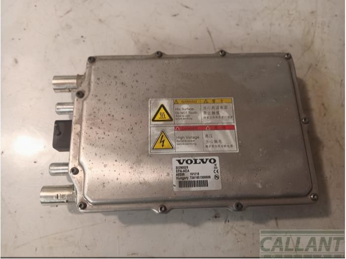 Używane Ladowarka akumulatorowa Volvo V60 II (ZW) 2.0 T6 16V Twin Engine Cena € 695,75 Z VAT oferowane przez Garage Callant
