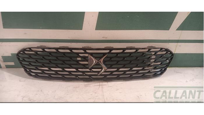 Używane Grill Citroen DS 4/DS 4 Crossback (NX) 1.6 BlueHDI 115 Cena € 102,85 Z VAT oferowane przez Garage Callant