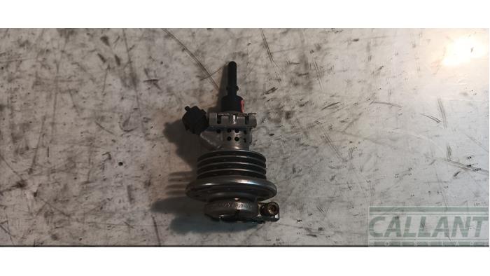 Usados Inyector Adblue Jaguar XE 2.0d 180 16V Precio € 90,75 IVA incluido ofrecido por Garage Callant