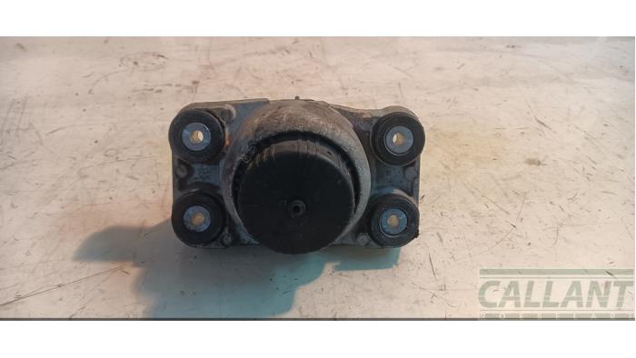Engine mount from a Land Rover Range Rover IV (LG) 4.4 SDV8 32V 2015