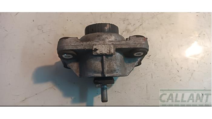 Used Engine mount Landrover Range Rover IV (LG) 4.4 SDV8 32V Price € 60,50 Inclusive VAT offered by Garage Callant