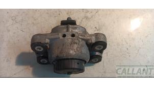 Engine mount from a Land Rover Range Rover IV (LG) 4.4 SDV8 32V 2015