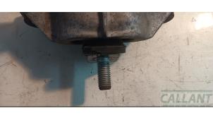Engine mount from a Land Rover Range Rover IV (LG) 4.4 SDV8 32V 2015