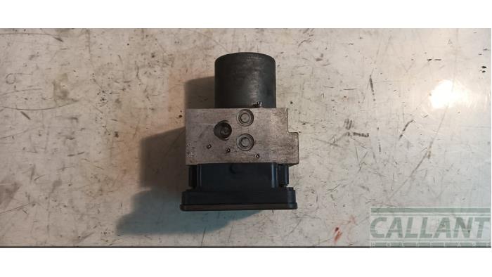 ABS Pumpe van een Land Rover Range Rover IV (LG) 4.4 SDV8 32V 2015