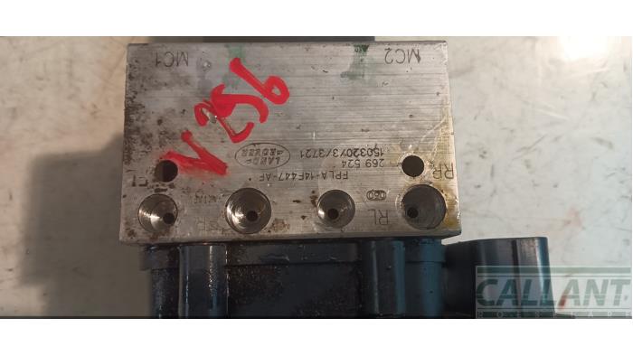 ABS Pumpe van een Land Rover Range Rover IV (LG) 4.4 SDV8 32V 2015