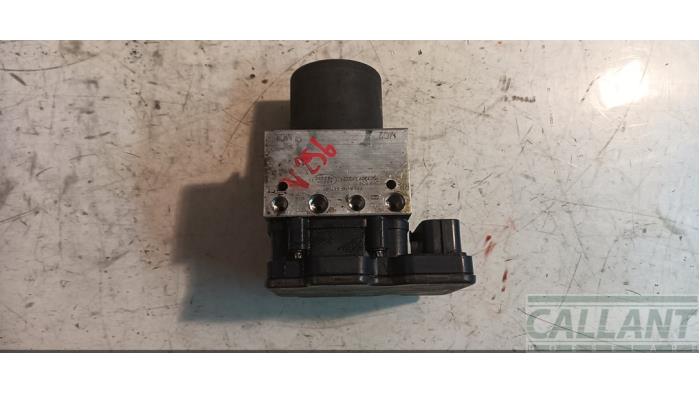 ABS Pumpe van een Land Rover Range Rover IV (LG) 4.4 SDV8 32V 2015