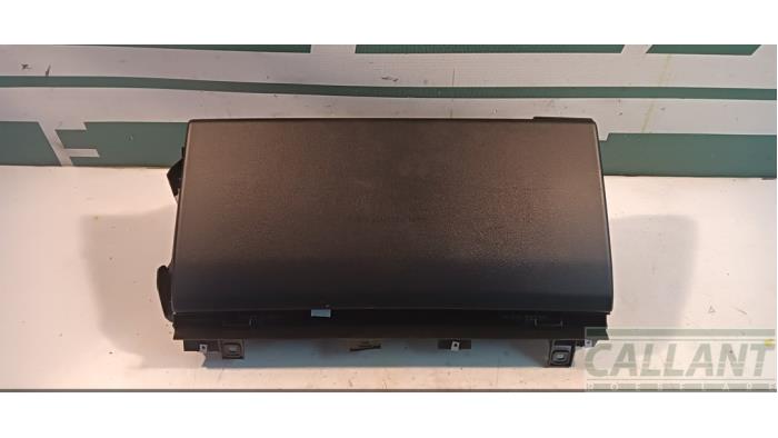 Begagnade Handskfack Landrover Range Rover IV (LG) 4.4 SDV8 32V Pris € 181,50 Inklusive moms erbjuds av Garage Callant