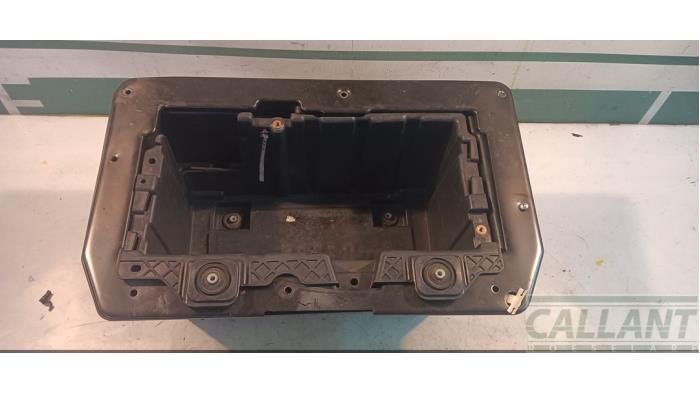 Begagnade Batterilåda Landrover Range Rover IV (LG) 4.4 SDV8 32V Pris € 90,75 Inklusive moms erbjuds av Garage Callant