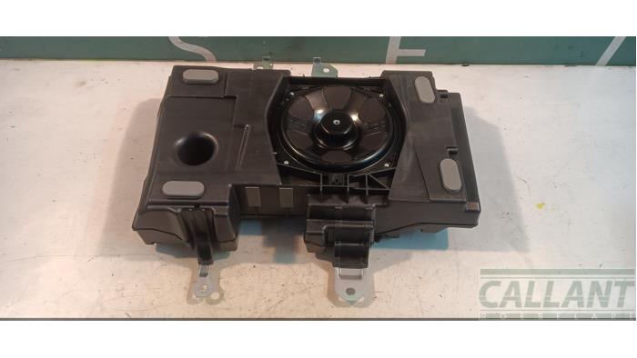 Begagnade Bashögtalare Landrover Range Rover Evoque (LVJ/LVS) 2.2 TD4 16V Pris € 121,00 Inklusive moms erbjuds av Garage Callant