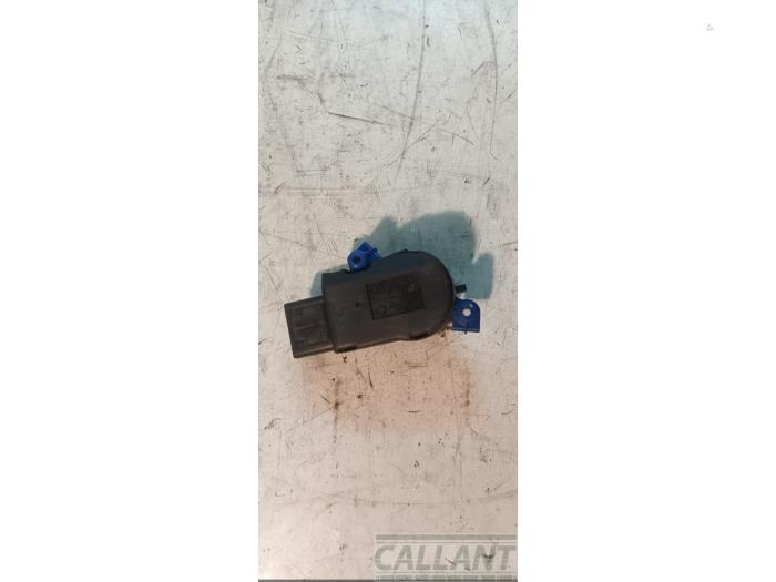 Begagnade Innetemperatursensor Landrover Discovery Sport (LC) 2.0 eD4 150 16V Pris € 24,20 Inklusive moms erbjuds av Garage Callant