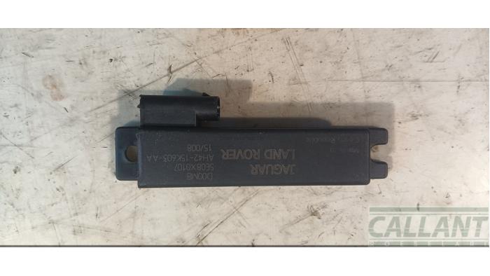 Używane Keyless Entry-Antena Jaguar XE 3.0 V6 S 24V Cena € 12,10 Z VAT oferowane przez Garage Callant