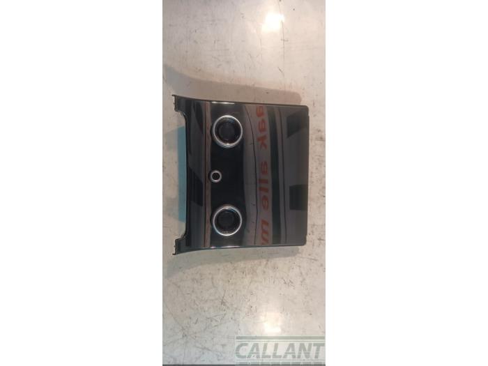 Begagnade Värmekontrollpanel Landrover Range Rover Velar (LY) 2.0 16V P250 AWD Pris € 453,75 Inklusive moms erbjuds av Garage Callant