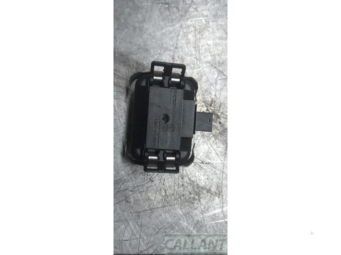 Begagnade Regnsensor Landrover Discovery IV (LAS) 3.0 SD V6 24V Pris € 30,25 Inklusive moms erbjuds av Garage Callant