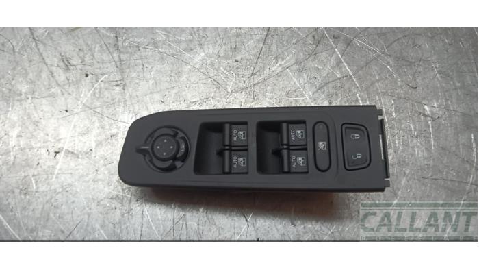 Usados Interruptor combinado de ventanillas Jeep Renegade (BU) Precio € 78,65 IVA incluido ofrecido por Garage Callant