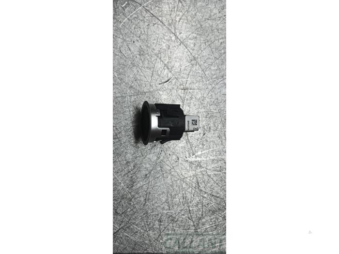 Usagé Commande start/stop Landrover Discovery Sport (LC) 2.0 eD4 150 16V Prix € 24,20 Prix TTC proposé par Garage Callant