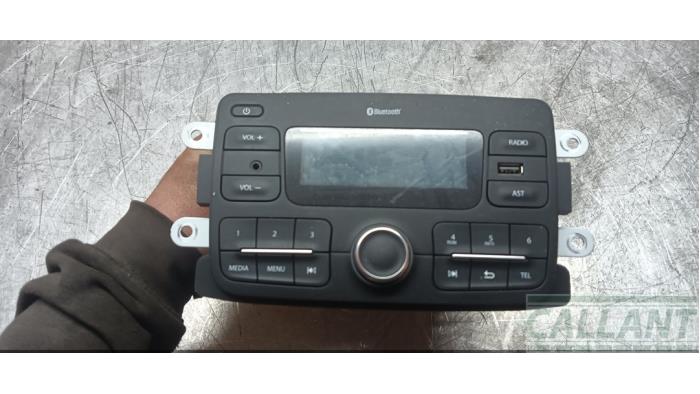 Używane Radio Dacia Logan II 0.9 TCE 12V Cena € 157,30 Z VAT oferowane przez Garage Callant