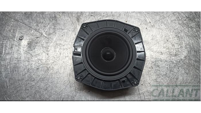 Używane Glosnik Landrover Discovery V (LR) 3.0 Td6 24V Cena € 48,40 Z VAT oferowane przez Garage Callant