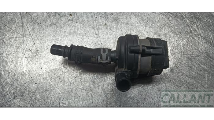 Begagnade Extra vattenpump Landrover Discovery V (LR) 3.0 Td6 24V Pris € 60,50 Inklusive moms erbjuds av Garage Callant