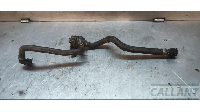 Begagnade Extra vattenpump Jaguar E-Pace 2.0 D 150 16V Pris € 48,40 Inklusive moms erbjuds av Garage Callant