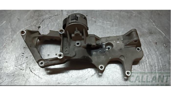 Usagé Support dynamo haut Landrover Discovery Sport (LC) 2.2 sd4 16V Prix € 30,25 Prix TTC proposé par Garage Callant
