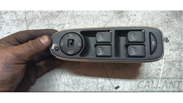 Usados Interruptor combinado de ventanillas Jaguar XJ (X350) 2.7d V6 24V Precio € 114,95 IVA incluido ofrecido por Garage Callant