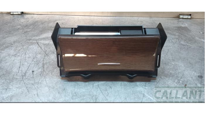 Begagnade Askkopp, fram Jaguar XJ (X350) 2.7d V6 24V Pris € 30,25 Inklusive moms erbjuds av Garage Callant