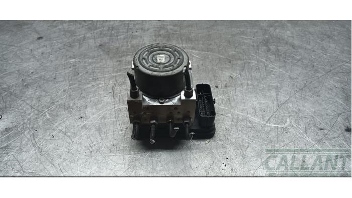 Begagnade ABS-pump Opel Corsa F (UB/UH/UP) 1.2 12V 75 Pris € 199,65 Inklusive moms erbjuds av Garage Callant