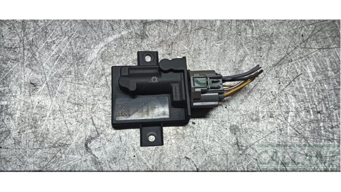 Usagé Module pompe carburant Landrover Range Rover Velar (LY) 2.0 16V P400e AWD Prix € 90,75 Prix TTC proposé par Garage Callant