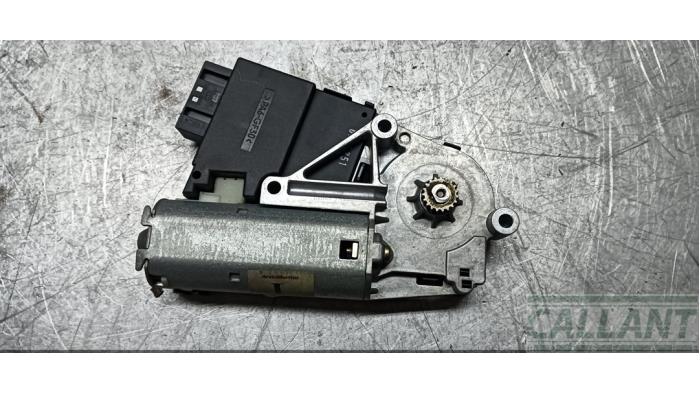 Używane Silnik szyberdachu Landrover Range Rover III (LM) 4.4 V8 32V Cena € 60,50 Z VAT oferowane przez Garage Callant