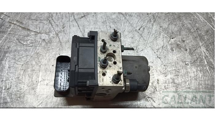 Begagnade ABS-pump Landrover Range Rover III (LM) 4.4 V8 32V Pris € 332,75 Inklusive moms erbjuds av Garage Callant
