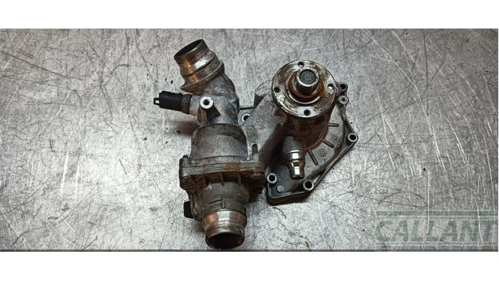 Usagé Pompe à eau Landrover Range Rover III (LM) 4.4 V8 32V Prix € 90,75 Prix TTC proposé par Garage Callant