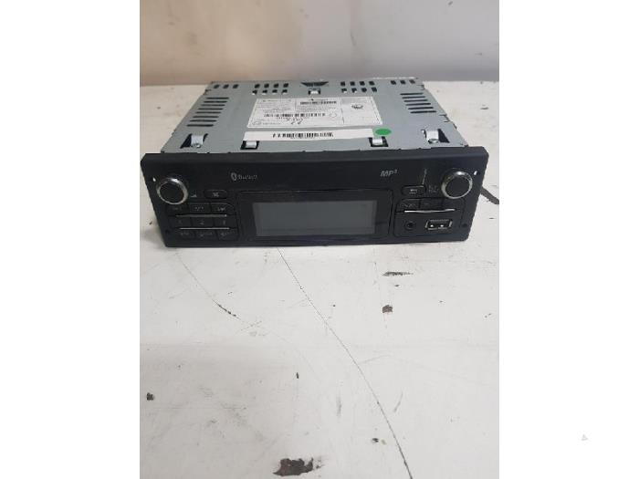 Używane Panel obslugi radia Renault Master III (FV) 2.3 dCi 125 16V FWD Cena na żądanie oferowane przez Autohandel-Smet Gebroeders NV