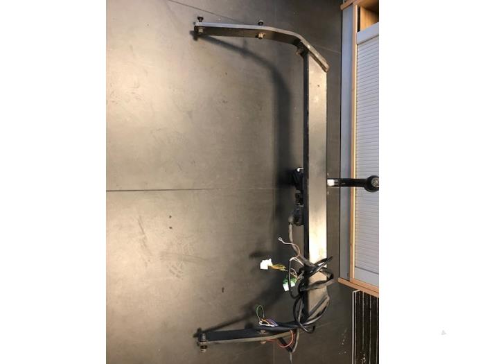 Używane Hak holowniczy Mazda 5 (CR19) 2.0 CiDT 16V High Power Cena na żądanie oferowane przez Autohandel-Smet Gebroeders NV