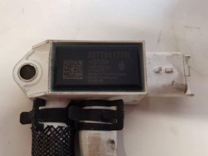 Fuel pressure sensor from a Mercedes-Benz C Estate (S205) C-180 BlueTEC, C-180 d 1.6 16V 2017