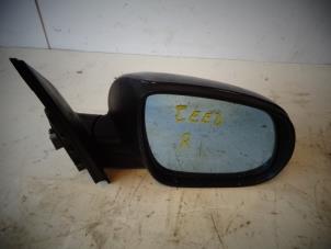 Used Wing mirror, right Kia Cee'd Sporty Wagon (EDF) 1.6 CRDi 90 16V Price on request offered by Autohandel-Smet Gebroeders NV