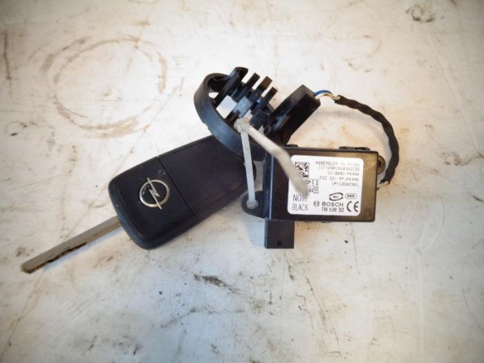 Key from a Opel Insignia 2.0 CDTI 16V 110 Ecotec 2010