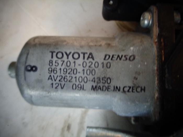 Motor de ventanilla de puerta de un Toyota Avensis Wagon (T27) 2.0 16V D-4D-F 2009