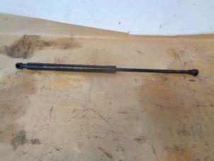Used Rear gas strut, right Renault Megane IV (RFBB) 1.5 Energy dCi 110 Price on request offered by Autohandel-Smet Gebroeders NV