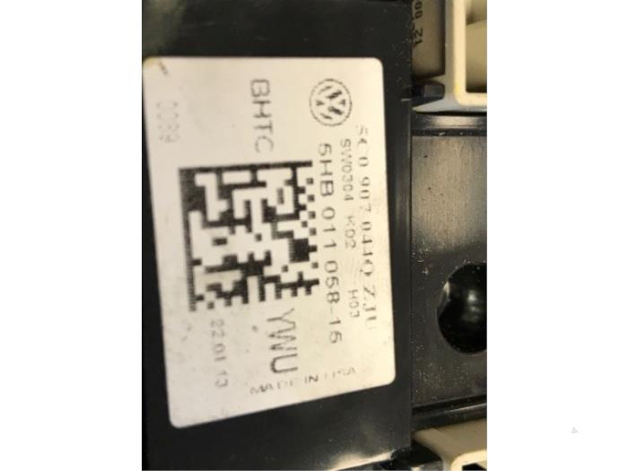 Air conditioning control panel from a Volkswagen Beetle (16AE)  2013