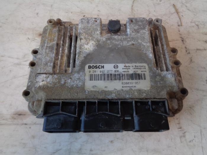 Used Engine management computer Renault Master II (FD/HD) 3.0 dCi 16V 140 Price on request offered by Autohandel-Smet Gebroeders NV