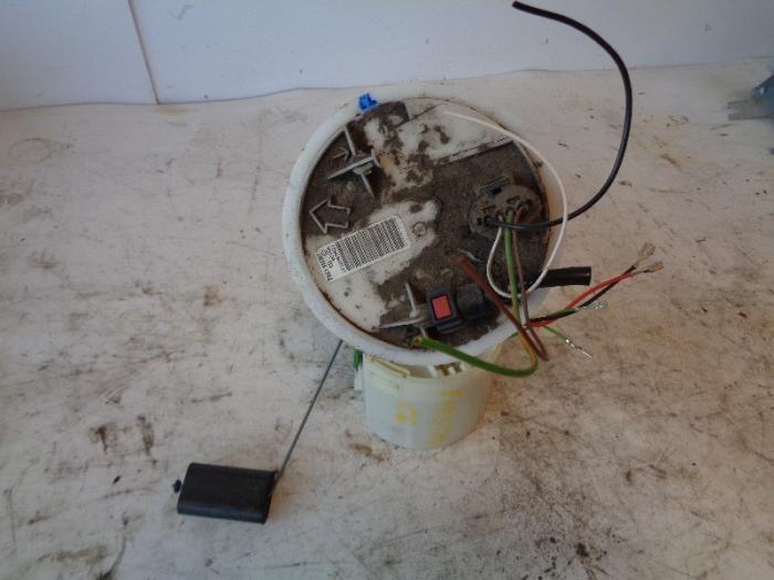 Electric fuel pump from a Ford Fiesta 5 (JD/JH) 1.4 16V 2006