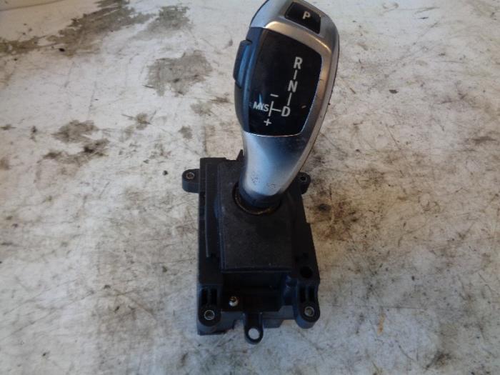 Gear stick from a BMW 5 serie (F10) 520d 16V 2011