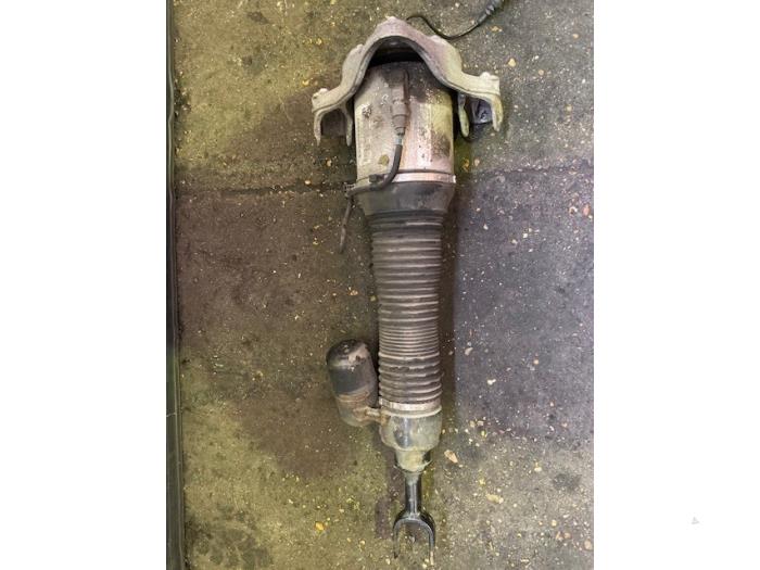 Air pump (suspension) from a Volkswagen Phaeton (3D) 3.0 V6 TDI 24V 4Motion 2009